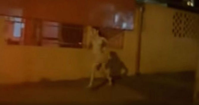 Luda ljubav: Gola trčala gradom zbog mobilnog i dečka