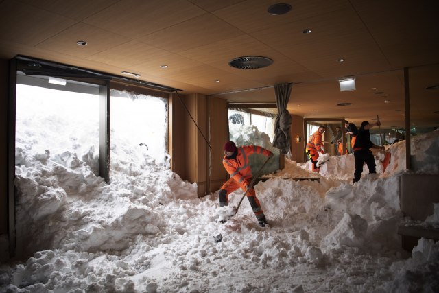 Snijeg paralisao djelove Evrope, lavina se sručila na hotel