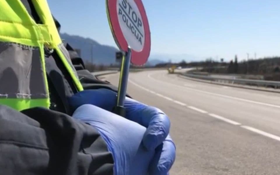 Motociklista kažnjen sa 900 eura: Nije se zaustavio na znak stop