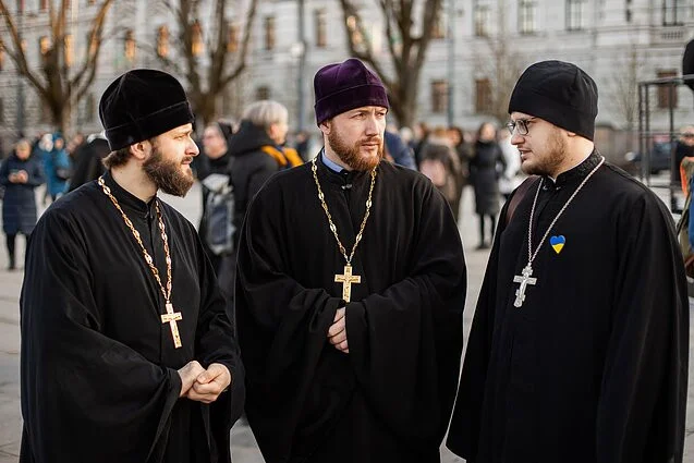 Sveštenici koje je protjerala Ruska crkva zbog protivljenja ratu počeli služenje  u Litvaniji