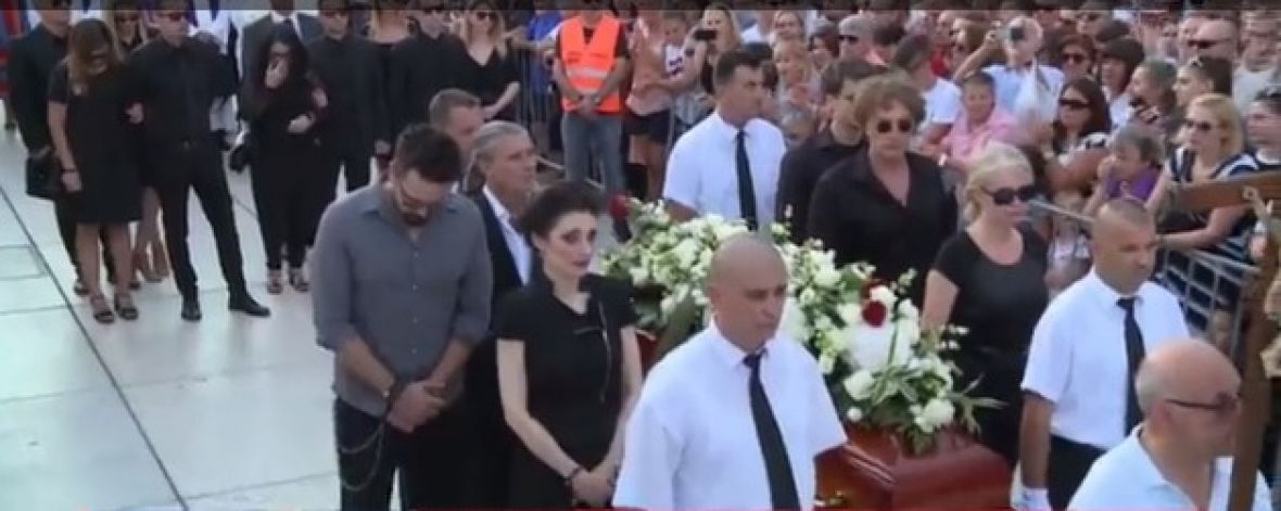 Oprostili se suzama i aplauzom: Hiljade ljudi ispratilo Olivera Dragojevića