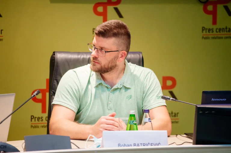 Crnogorci su krivi. I glupi