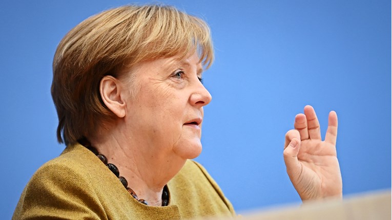 Merkel upozorava na treći talas korone zbog novih sojeva