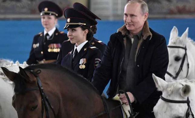 Vladimir Putin jahao s policajkama pa im poklonio konja