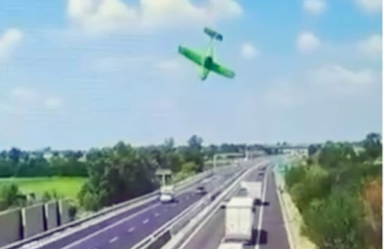 Objavljen snimak nesreće u Italiji: Avion se srušio na autoput