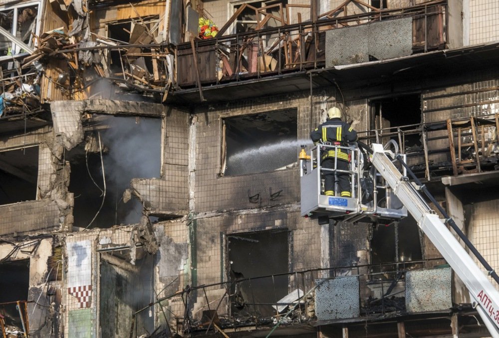 Ruski dronovi izazvali požare u stambenim zgradama u Kijevu, jedna osoba stradala