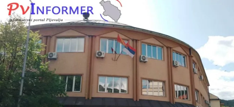 Predsjednik opštine Pljevlja na zgradu stavio trobojku: Ovdje će stajati vječno!