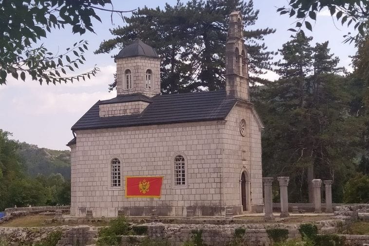 Građani ne posustaju: Crnogorska zastava na Dvorskoj crkvi na Ćipuru, u Kočanima, Bjelošima, Slanom jezeru, Ljubotinju...