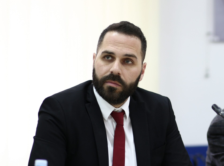 Čelanović: Kormilo broda nam drže ljudi koji ne znaju ni biciklo da voze