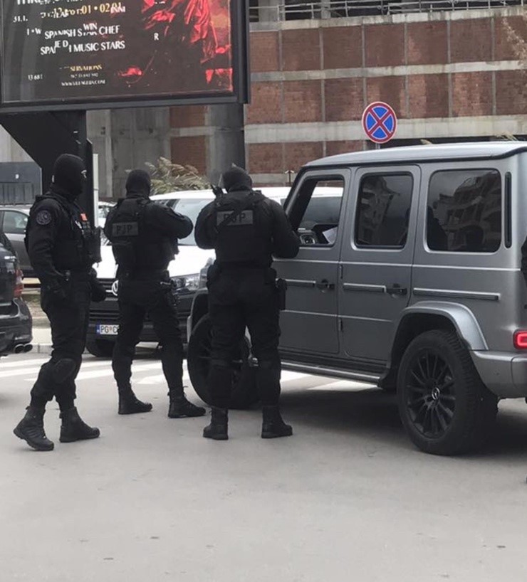 Akcija policije u Budvi: Uhapšene dvije osobe, pretresi stanova i vozila