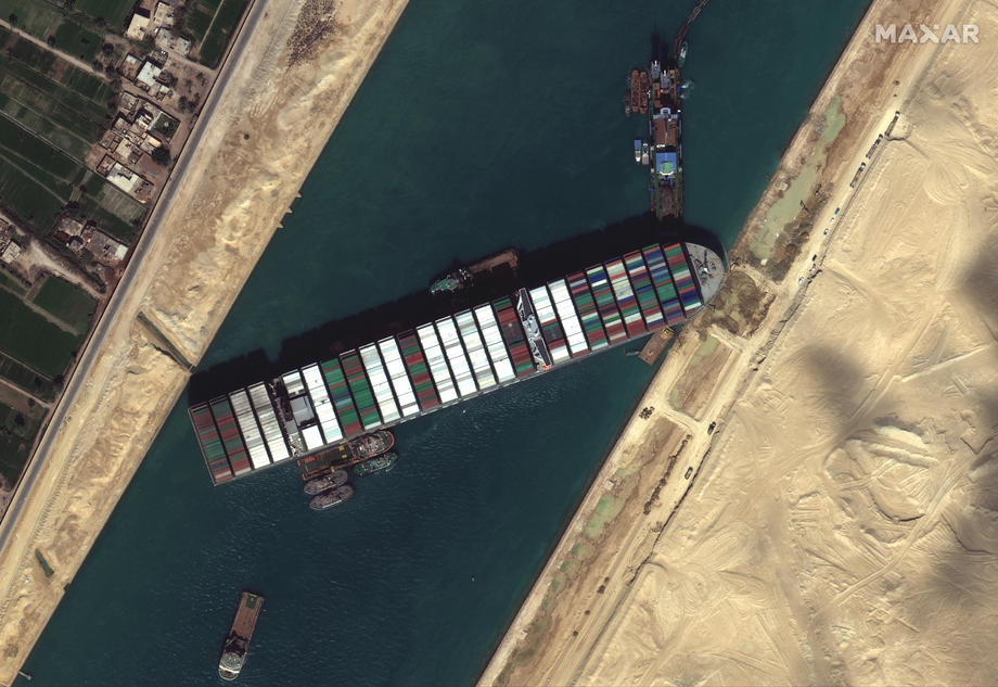 Suecki kanal i dalje blokiran