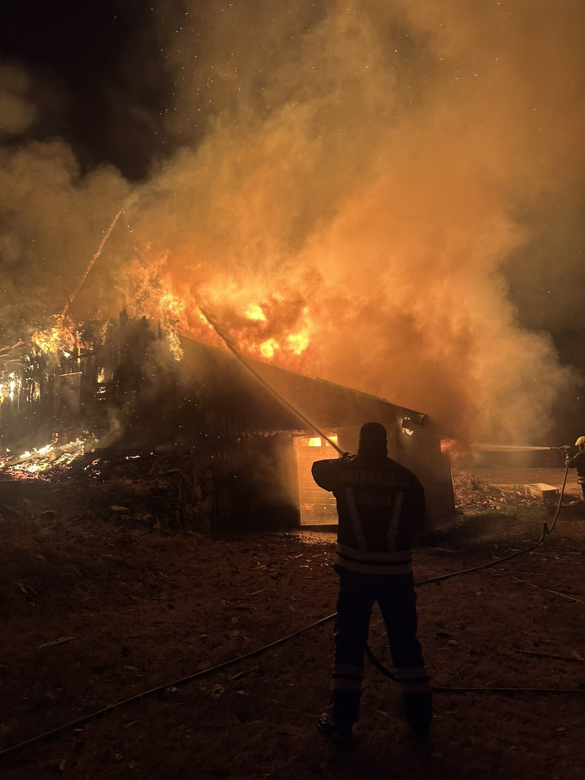 FOTO Velika šteta: Grom zapalio štalu na Žabljaku, dio stoke spašen