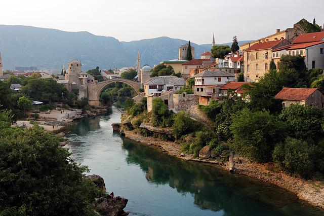 Mostar: Nacrtan kukasti krst na galeriji izraelskog preduzetnika