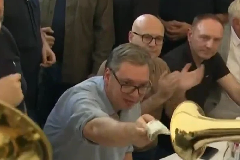 Vučić slavio otvaranje dionice autoputa uz četničke pjesme