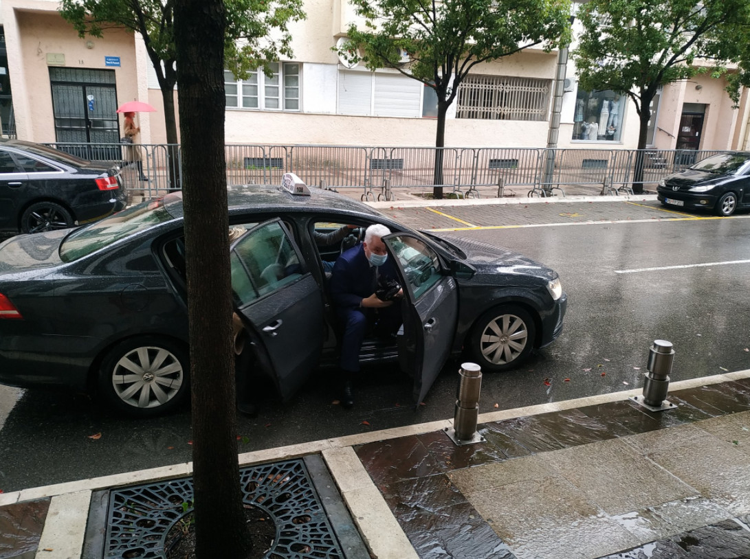 Krivokapić i novi ministri došli na posao taksijem