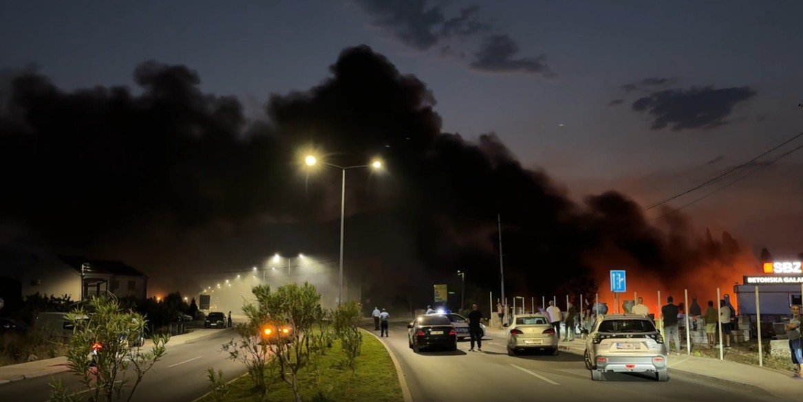 Pogledajte: Veliki požar i kod Komanskog mosta; Zapalio se auto-otpad