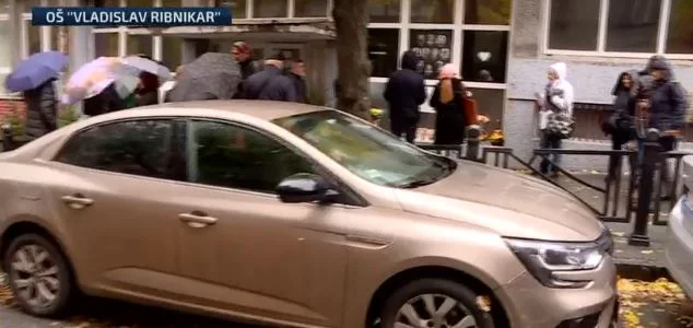 Protest roditelja ubijenih đaka ispred "Ribnikara"