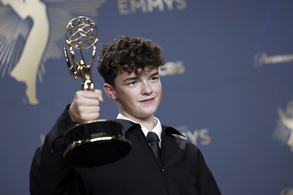 Osam priznanja za „Adolescence“; „The Studio“ i „The Pitt“ trijumfovali na 77. Primetime Emmy nagradama