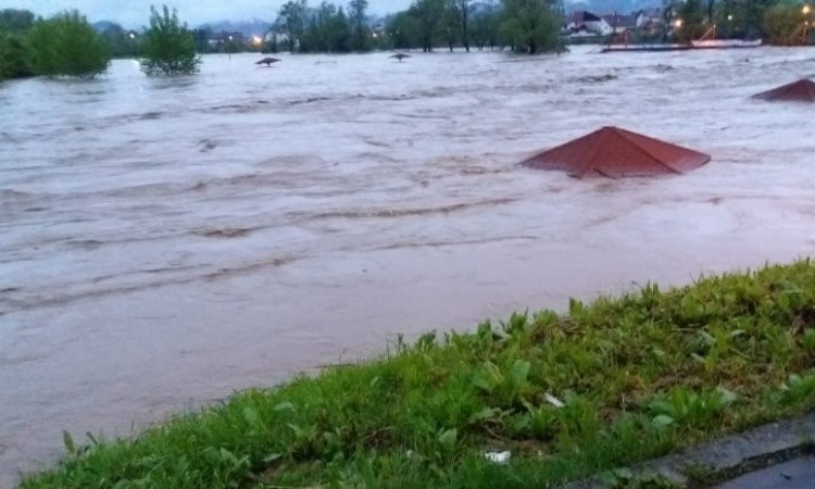 U mnogim gradovima BiH zbog poplava proglašeno vanredno stanje