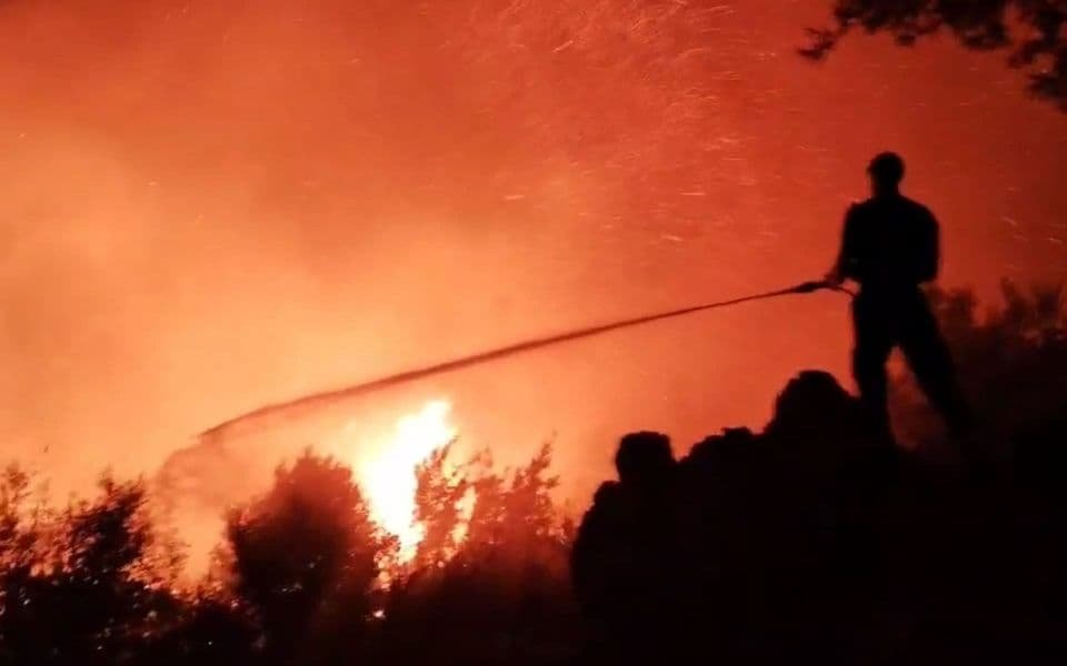 UŽIVO Alarmantno u Piperima, vatra se širi potpomognuta sjevernim vjetrom