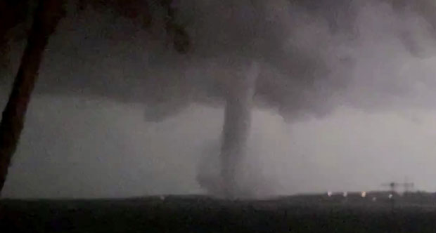 Tornado pogodio Dalas, preko 100 hiljada ljudi bez struje