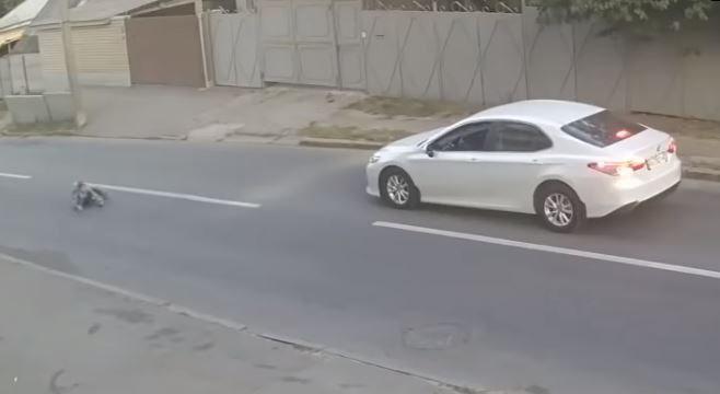 Nevjerovatan snimak: Na dječaka naletio automobil, prošao bez težih povreda