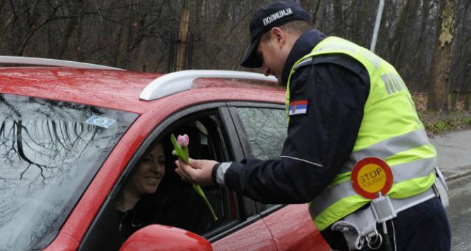 Saobraćajci zaustavljali žene, a umjesto kazni - cvijeće