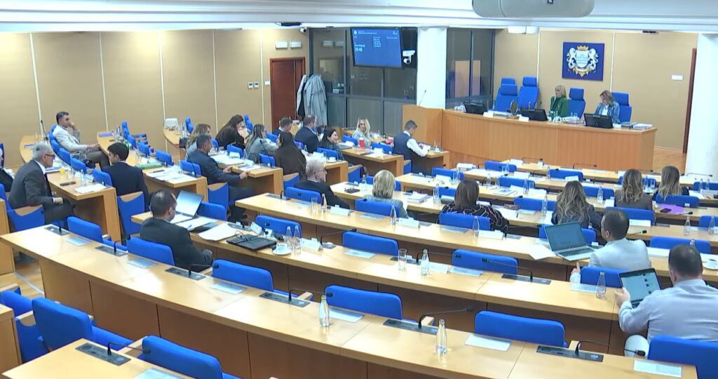 Odbornici većinom odlučili: Podgorica dobija spomen-obilježje posvećeno Amfilohiju i Halitu Đečeviću