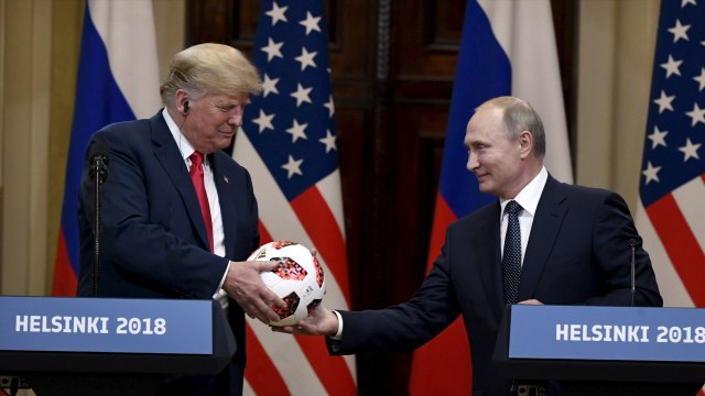 Putin poklonio loptu, Tramp je bacio Melaniji