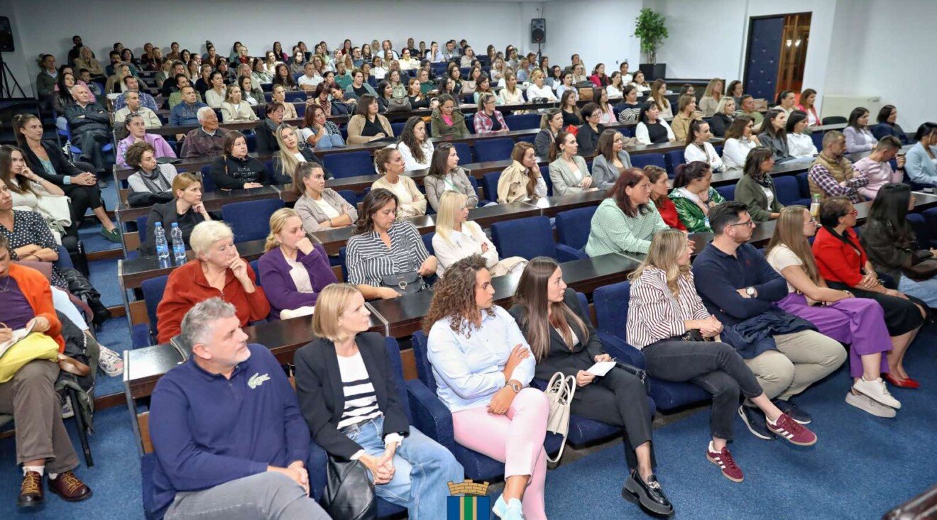 Opština Bar: Održano predavanje “Djeca zarobljena u virtuelnom svijetu” dr Ranka Rajovića