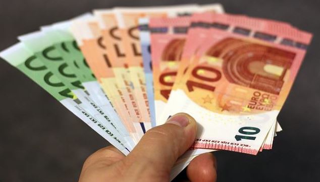 Čak 22 poslanika primilo platu veću od 2.000 eura