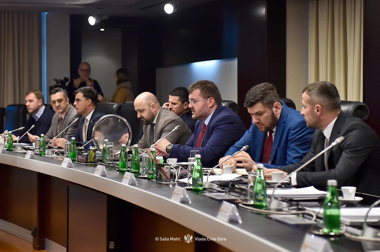 Izraditi normativni okvir koji bi omogućio sistemsku kontrolu životnog stila, prihoda i imovine inspektora