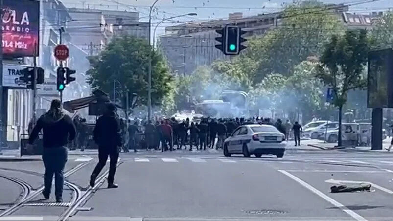 Tuča „grobara“ i „delija“ u centru Beograda: Koristili palice i pirotehniku, policija ih silom rastjerala