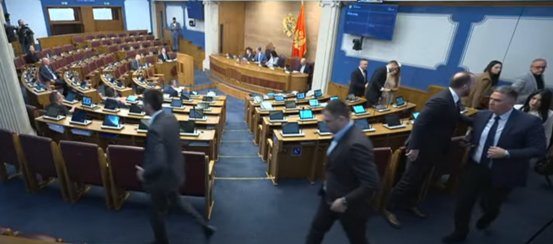 DPS zatražio ostavke Bečića i Šaranovića, Adžić poručio da smo kao država debelo omašili
