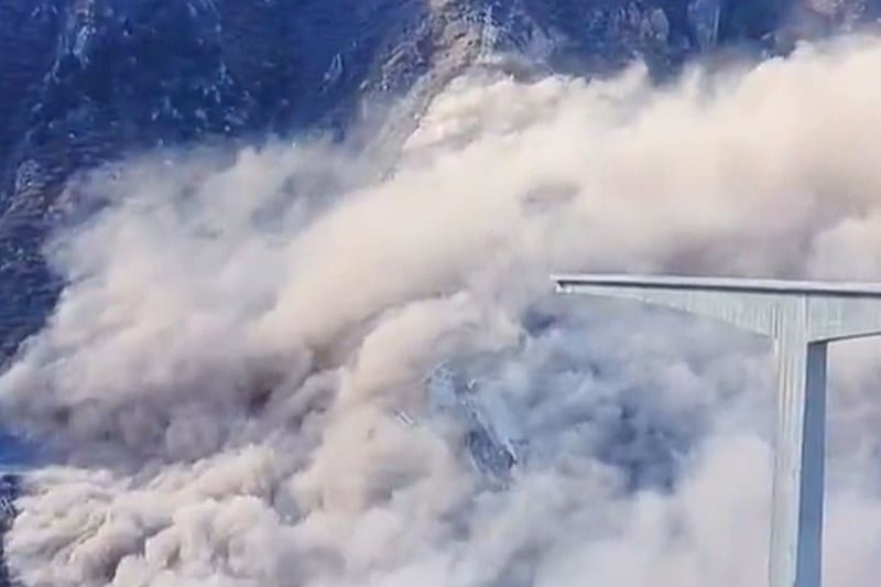 U Kini se srušio most koji je otvoren ove godine