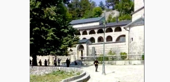 Pogledajte: Monahinja bacila zastavu Crne Gore postavljenu na ogradu Cetinjskog manastira