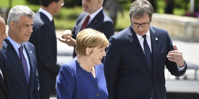 "Lažni prijatelj": Frankfurter algemajne cajtung o odnosu Vučića sa Putinom i Zapadom