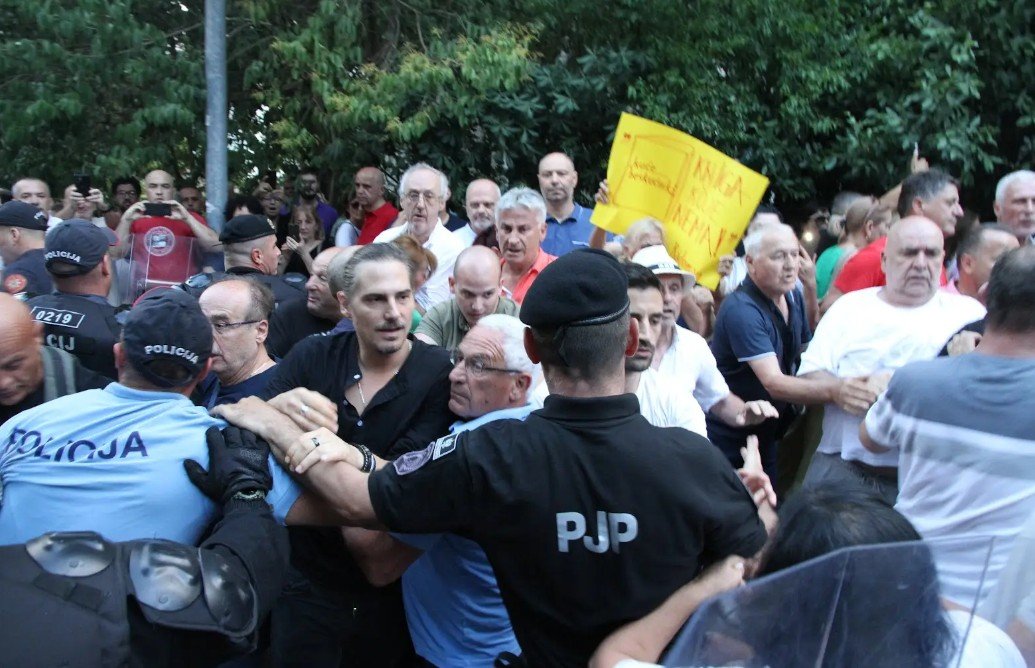 Uprava policije: Povrijeđeno osmoro građana i šest policajaca