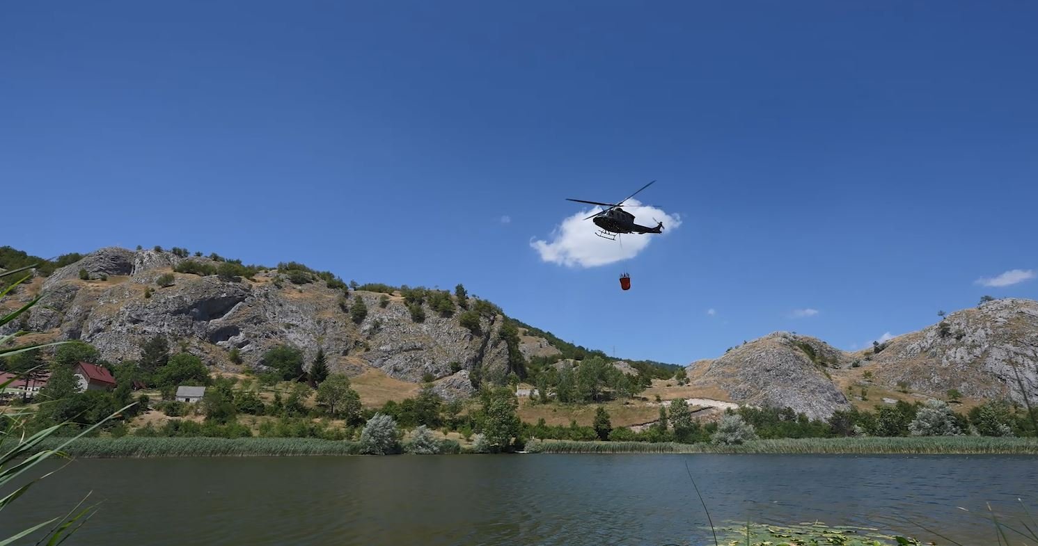 Helikopter Vojske gasio požar u selu Duži