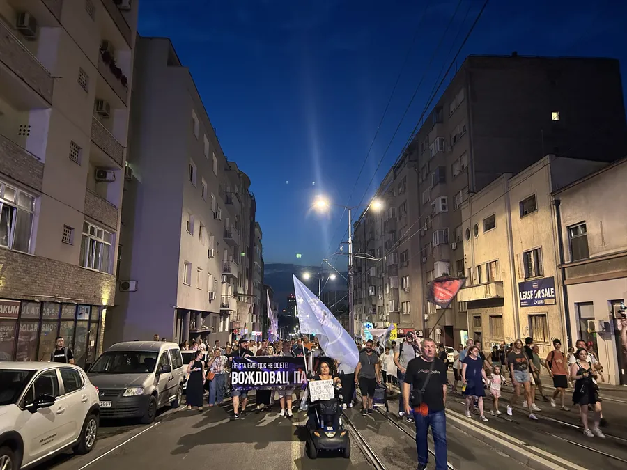 Beograd: Demonstranti odustali od blokade Autokomande i krenuli u protestnu šetnju