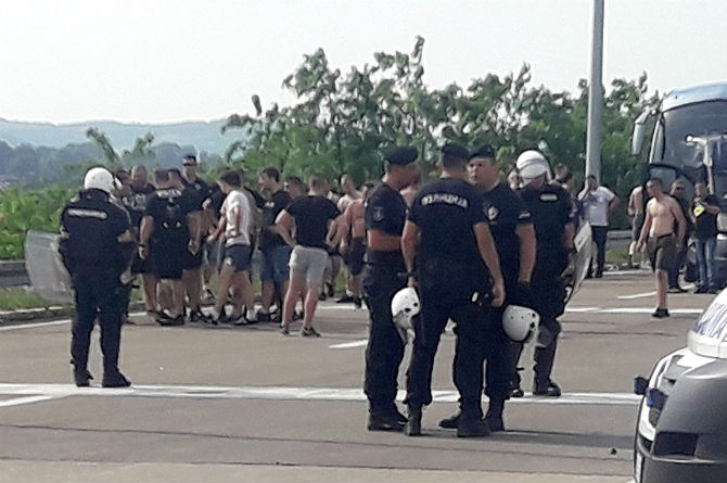 Blokiran autoput zbog tuče navijača Partizana: Letjele baklje, kamenice