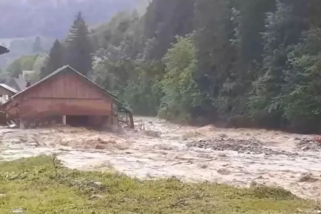 Katastrofalne poplave u Sloveniji ne jenjavaju: Voda potpuno "progutala" nekoliko kuća