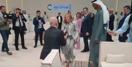 Edi Rama iznenadio Đorđu Meloni pjesmom i poklonom za rođendan, kleknuo na koljeno