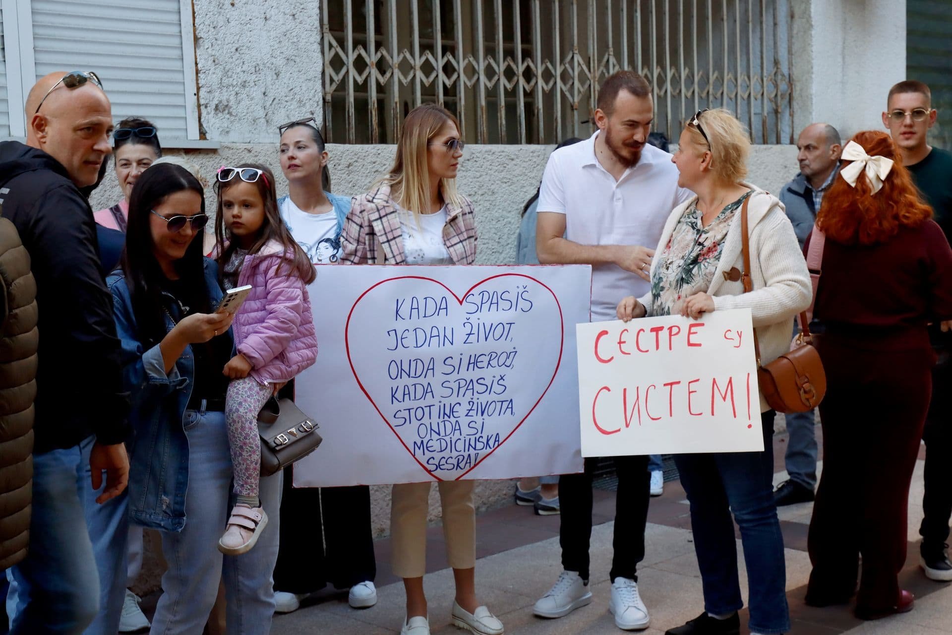 Medicinske sestre i tehničari KCCG-a sa protesta ispred Vlade najavili novo okupljanje ako ne budu povećane zarade
