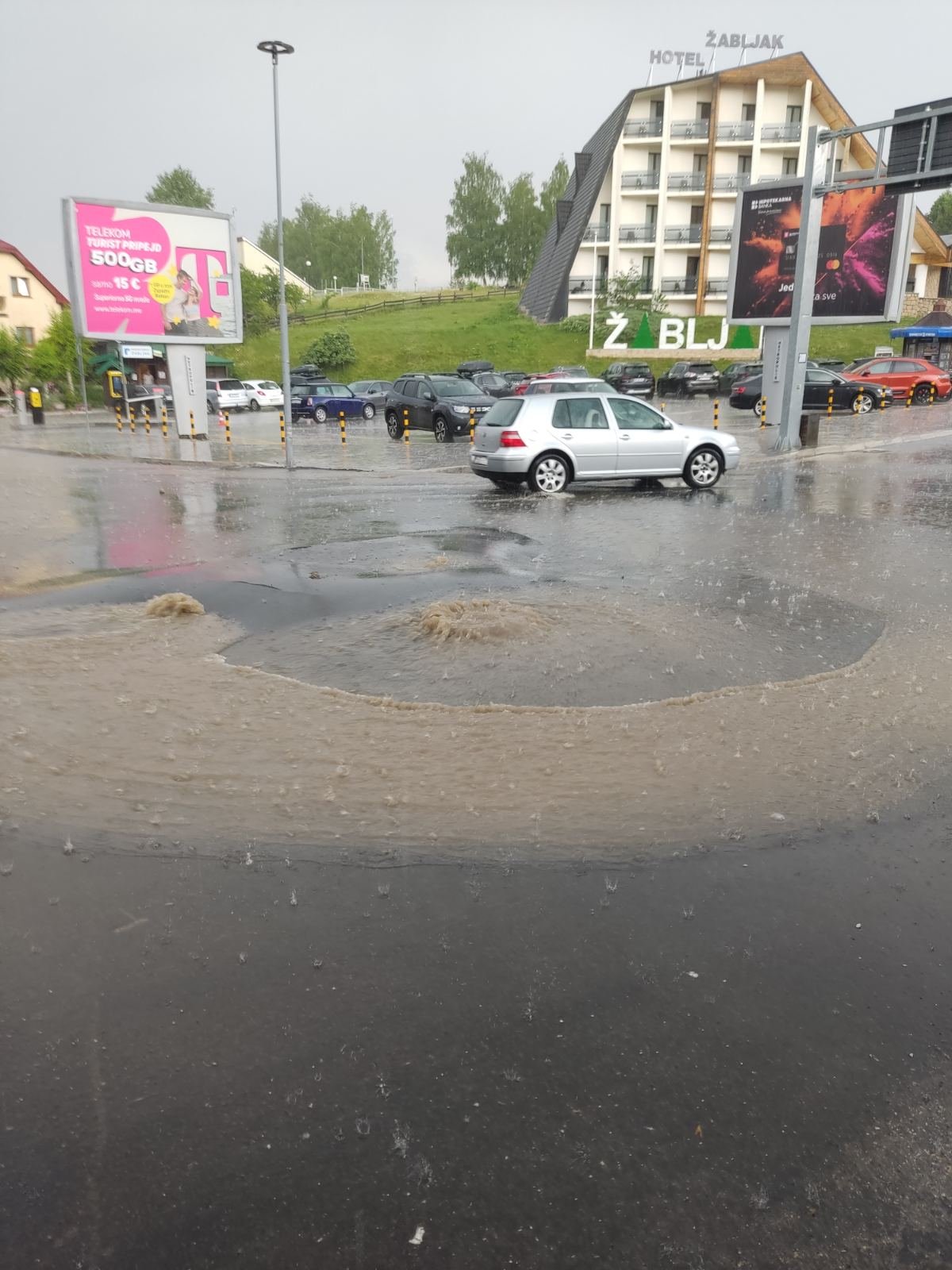 DPS Žabljak: Uz rekonstrukciju trga, vlast  podarila  fontanu i brežuljke u glavnoj raskrsnici