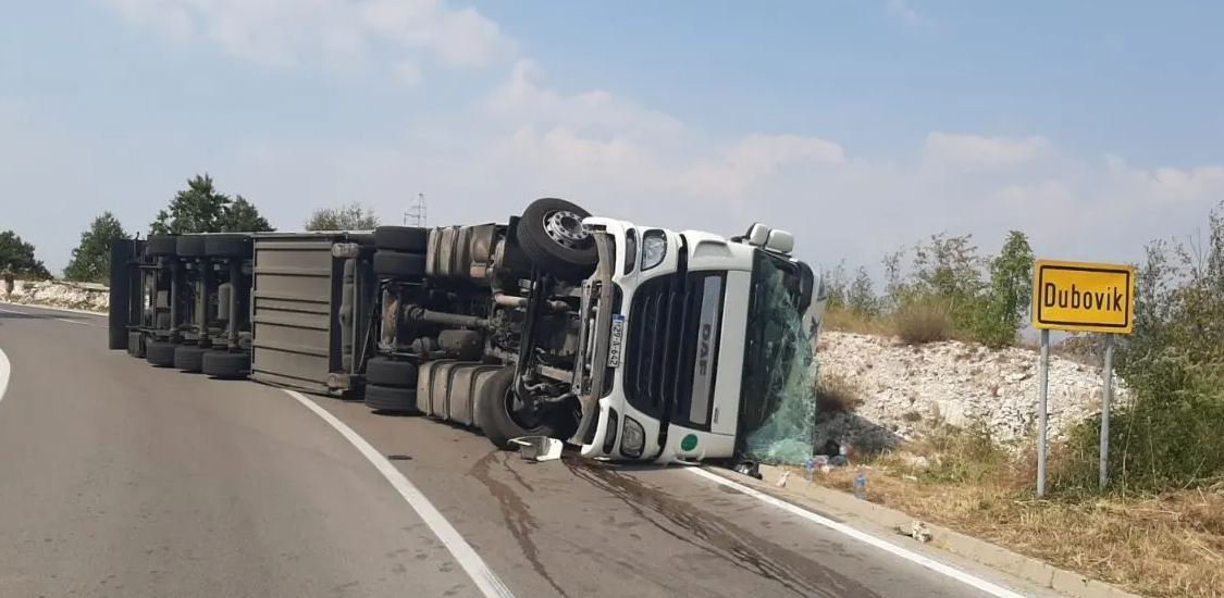 Na putu Cetinje - Njeguši prevrnuo se šleper, povrijeđena jedna osoba