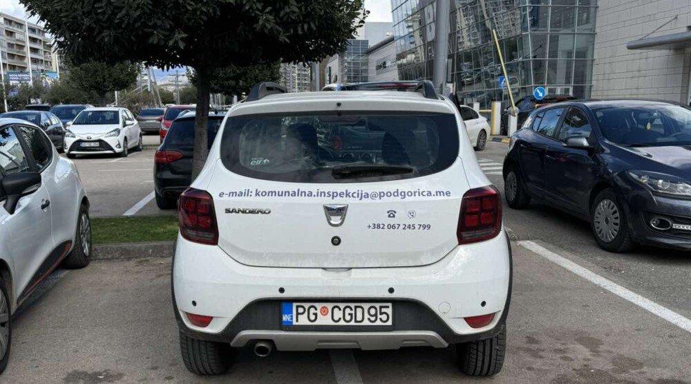 Mašković: U sred radnog vremena, na parkingu tržnog centra, vozilo Komunalne inspekcije parkirano je na dva parking mjesta