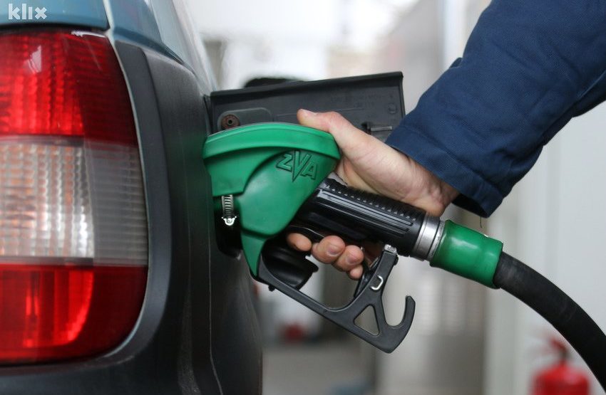 Dizel od ponoći skuplji 29 centi, raste i cijena benzina