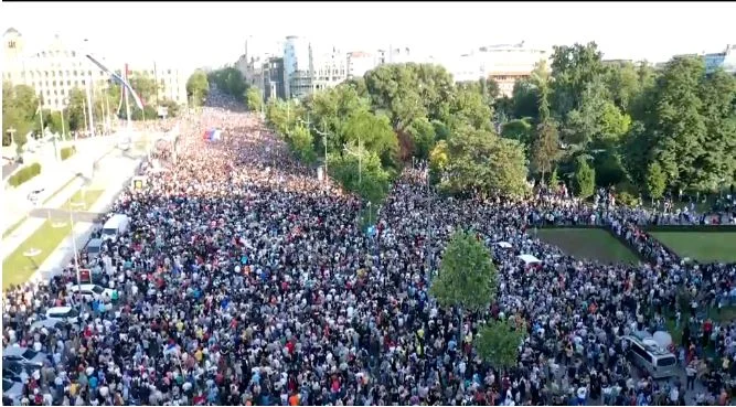 Završen peti protest Srbija protiv nasilja, zakazan novi za narednu nedjelju; Ulice Beograda ne pamte ovoliko ljudi