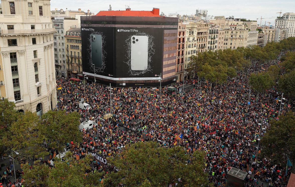 Neredi u Barseloni: Desetine hiljada demonstranata na ulicama